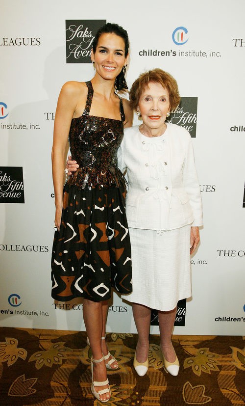 Angie Harmon y Nancy Reagan durante un desfile de Oscar De La Renta