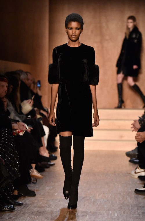 Vestido negro terciopelo de Givenchy en Paris Fashion Week otoño/invierno 2016/2017