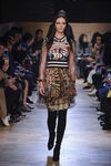 Vestido con estampado tribal y falda caída en capas de Givenchy en Paris Fashion Week otoño/invierno 2016/2017