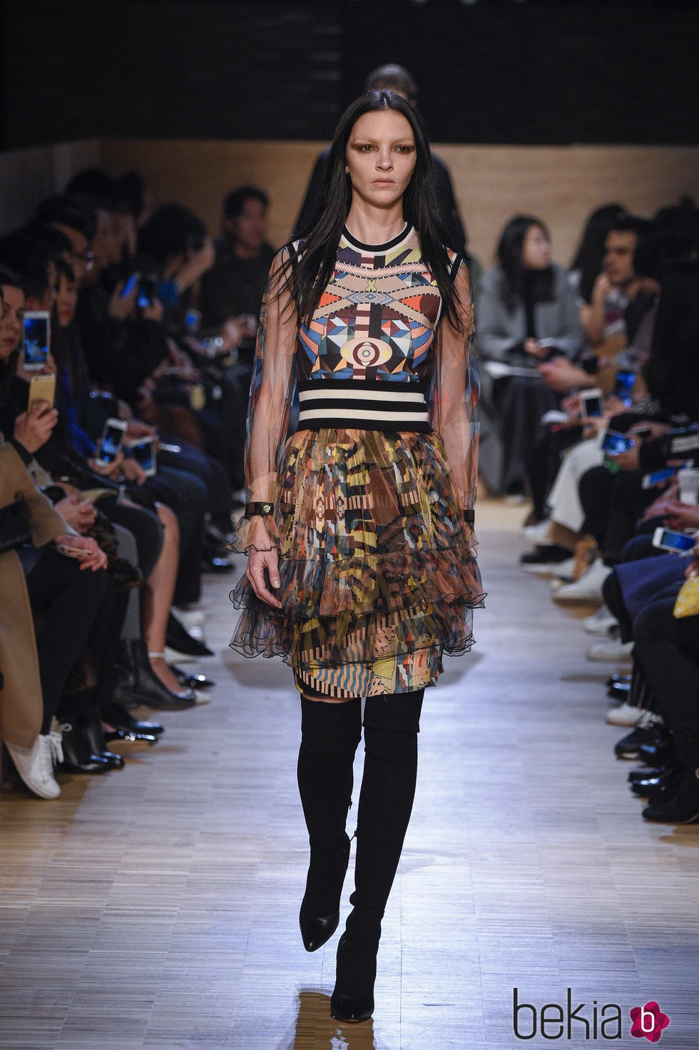 Vestido con estampado tribal y falda caída en capas de Givenchy en Paris Fashion Week otoño/invierno 2016/2017