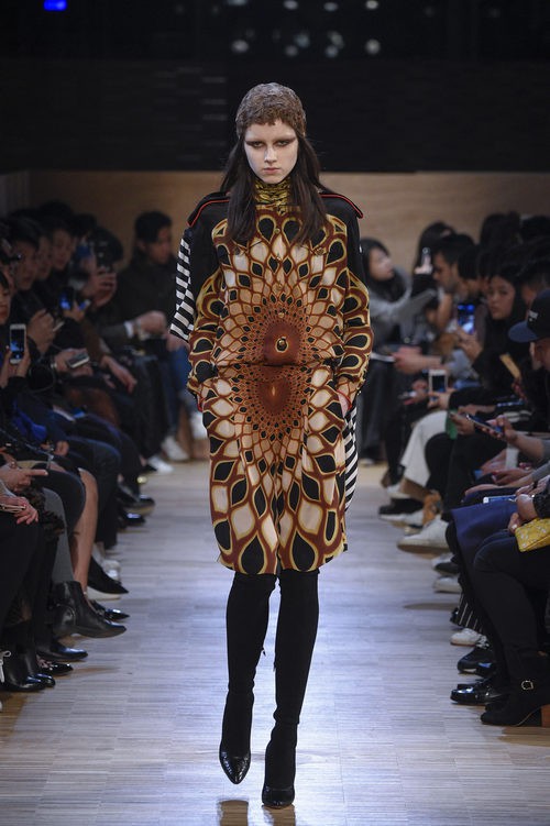 Vestido con estampado geométrico de Givenchy en Paris Fashion Week otoño/invierno 2016/2017