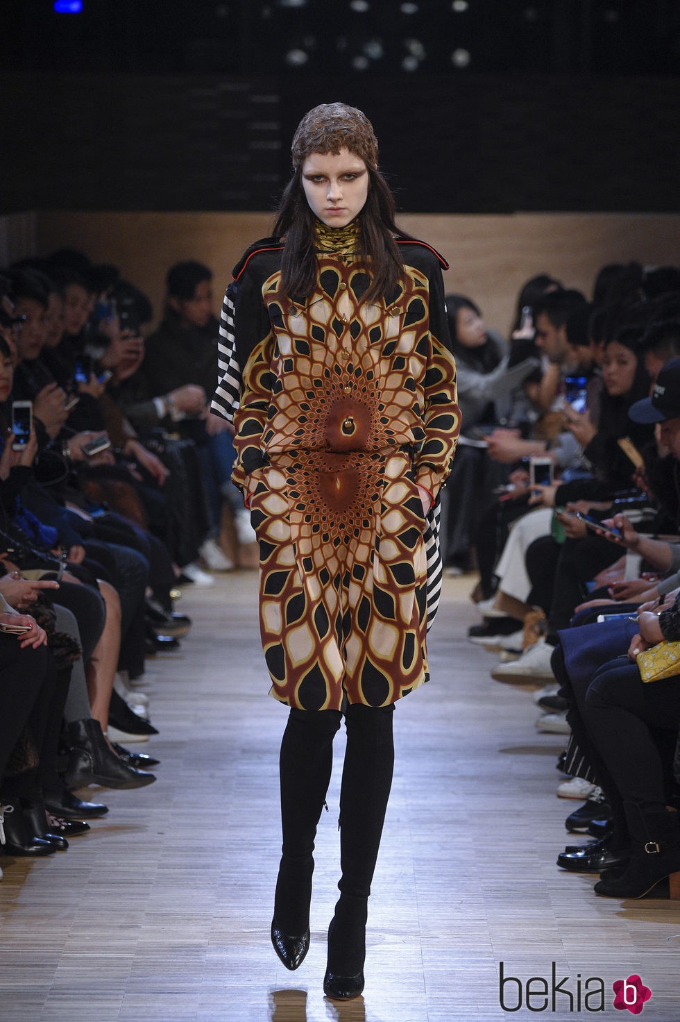 Vestido con estampado geométrico de Givenchy en Paris Fashion Week otoño/invierno 2016/2017