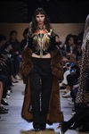 Conjunto pantalón, top y abrigo de cola con transparencias de Givenchy en Paris Fashion Week otoño/invierno 2016/2017
