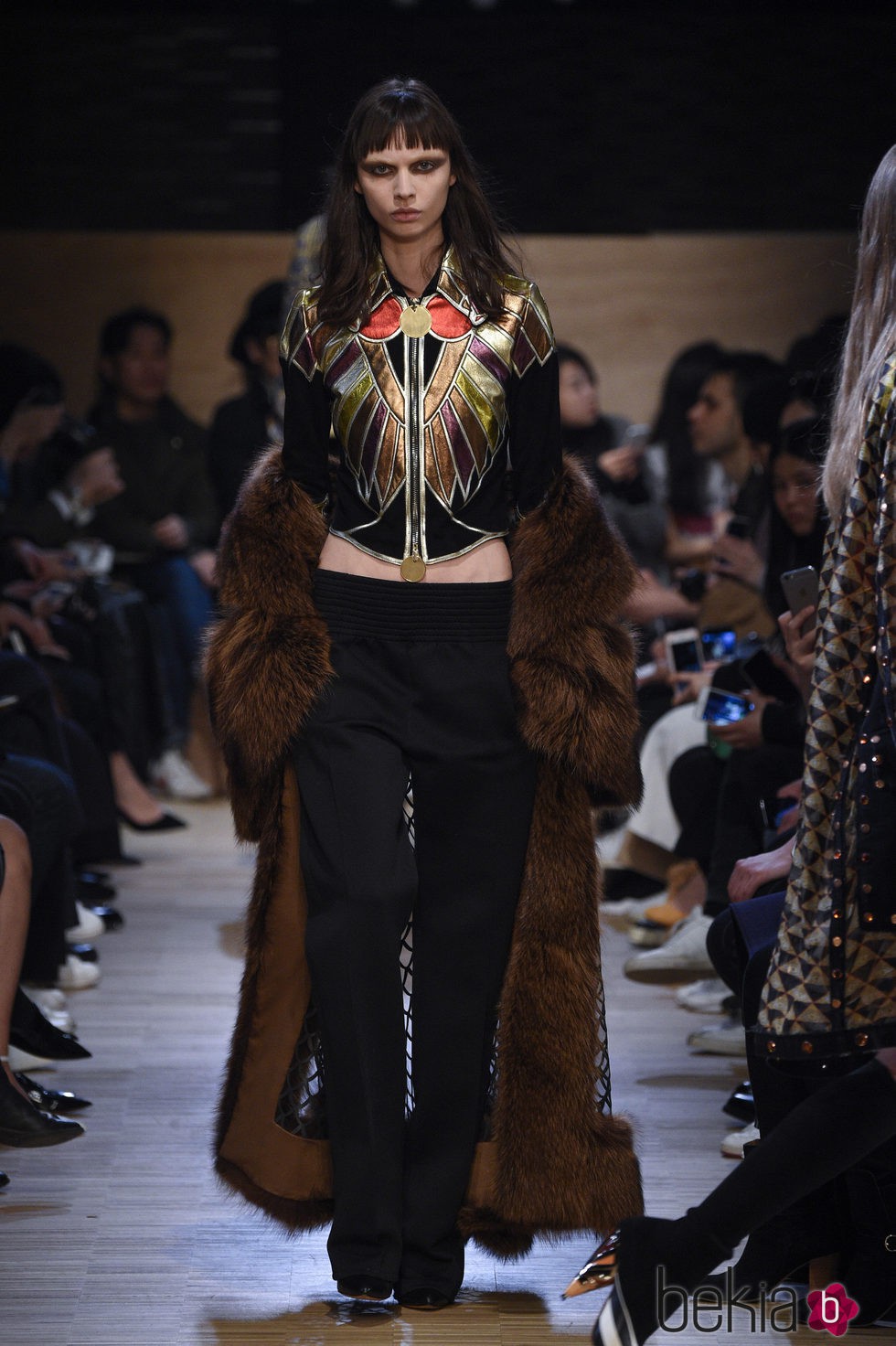 Conjunto pantalón, top y abrigo de cola con transparencias de Givenchy en Paris Fashion Week otoño/invierno 2016/2017