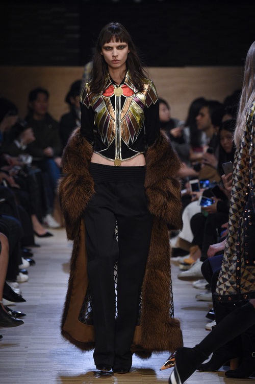 Conjunto pantalón, top y abrigo de cola con transparencias de Givenchy en Paris Fashion Week otoño/invierno 2016/2017