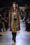 Conjunto de vestido estampado geométrico y abrigo con estampado 'animal print' de Givenchy en Paris Fashion Week otoño/invierno 2016/2017