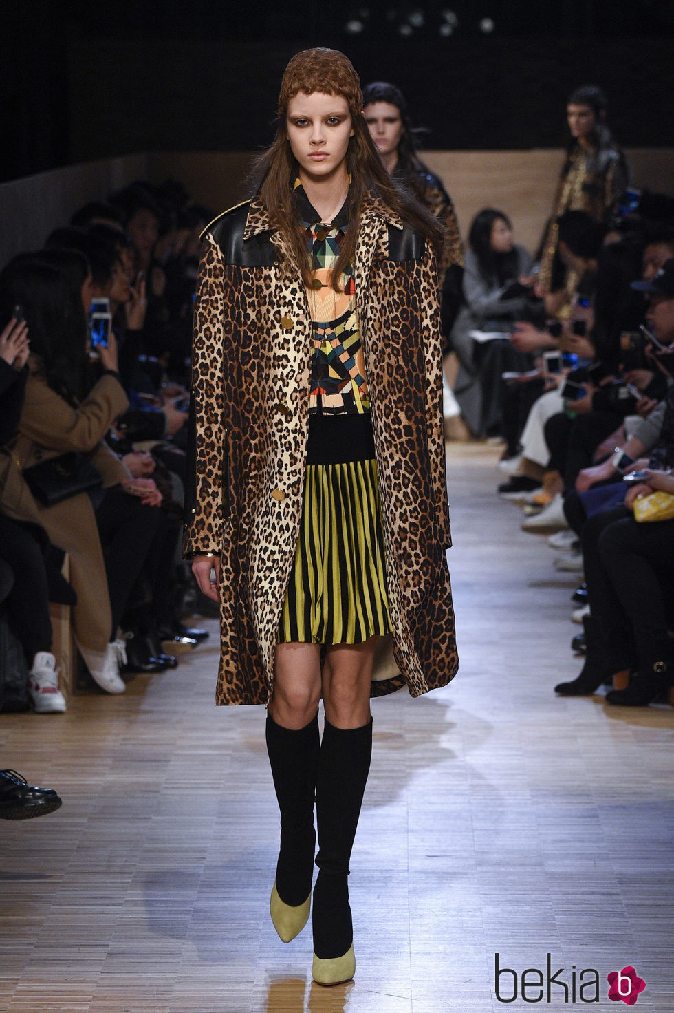 Conjunto de vestido estampado geométrico y abrigo con estampado 'animal print' de Givenchy en Paris Fashion Week otoño/invierno 2016/2017