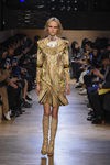 Vestido con escote con volantes y estampado aires egipcios de Givenchy en Paris Fashion Week otoño/invierno 2016/2017