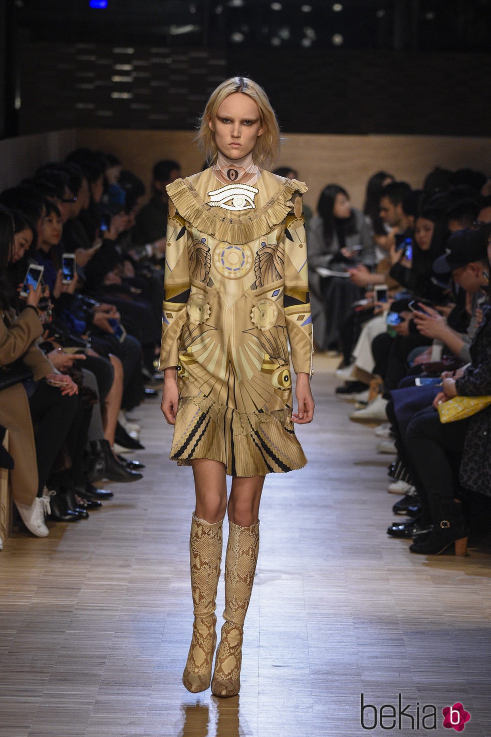 Vestido con escote con volantes y estampado aires egipcios de Givenchy en Paris Fashion Week otoño/invierno 2016/2017