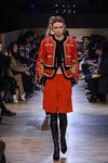 Conjunto chaqueta y pantalón con detalles dorados en las mangas de Givenchy en Paris Fashion Week otoño/invierno 2016/2017