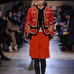 Conjunto chaqueta y pantalón con detalles dorados en las mangas de Givenchy en Paris Fashion Week otoño/invierno 2016/2017