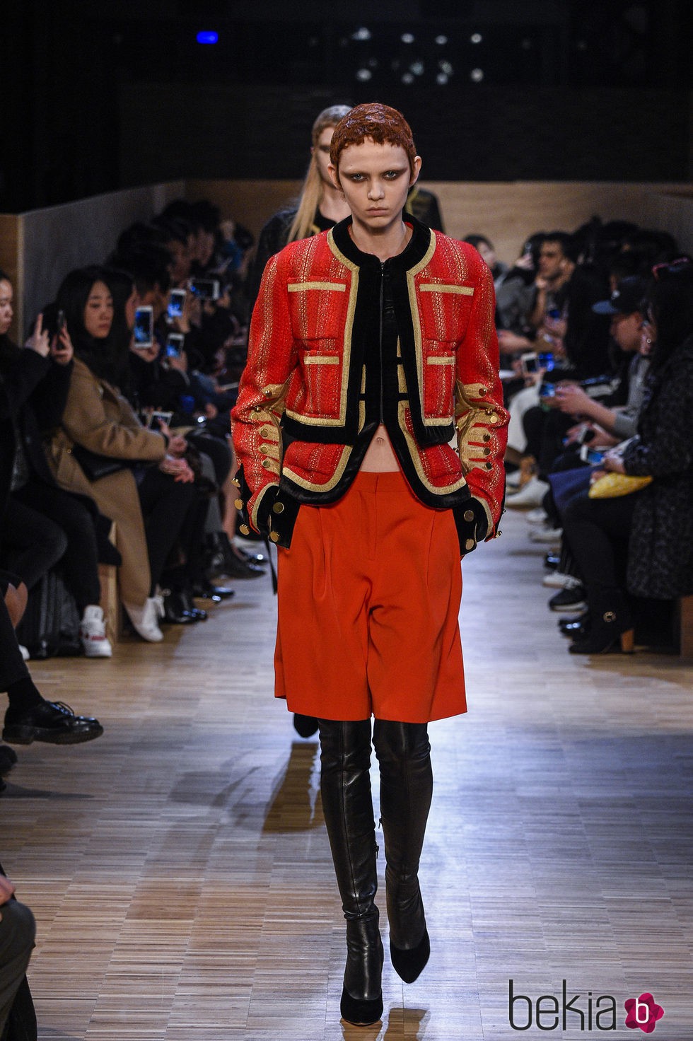 Conjunto chaqueta y pantalón con detalles dorados en las mangas de Givenchy en Paris Fashion Week otoño/invierno 2016/2017