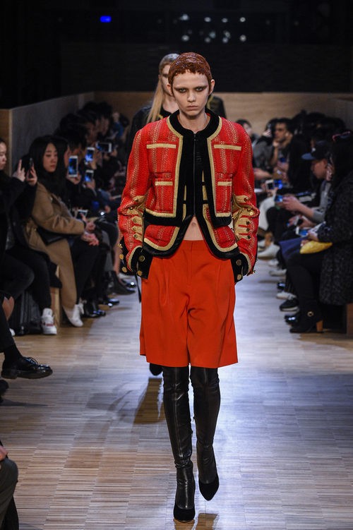 Conjunto chaqueta y pantalón con detalles dorados en las mangas de Givenchy en Paris Fashion Week otoño/invierno 2016/2017