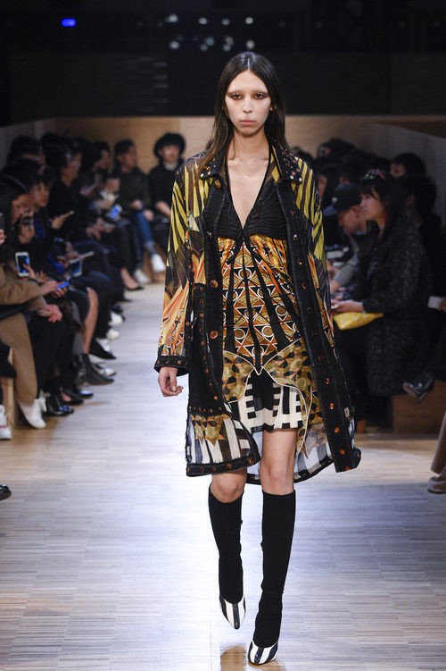 Vestido combinación tribal y estampados egipcios de Givenchy en Paris Fashion Week otoño/invierno 2016/2017