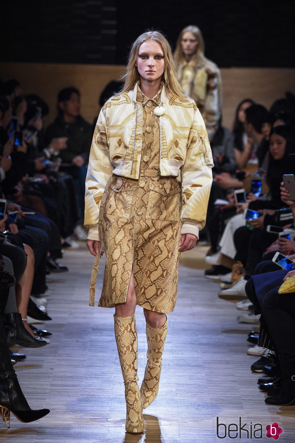 Conjunto vestido y torera en ocre 'animal print' snake de Givenchy en Paris Fashion Week otoño/invierno 2016/2017