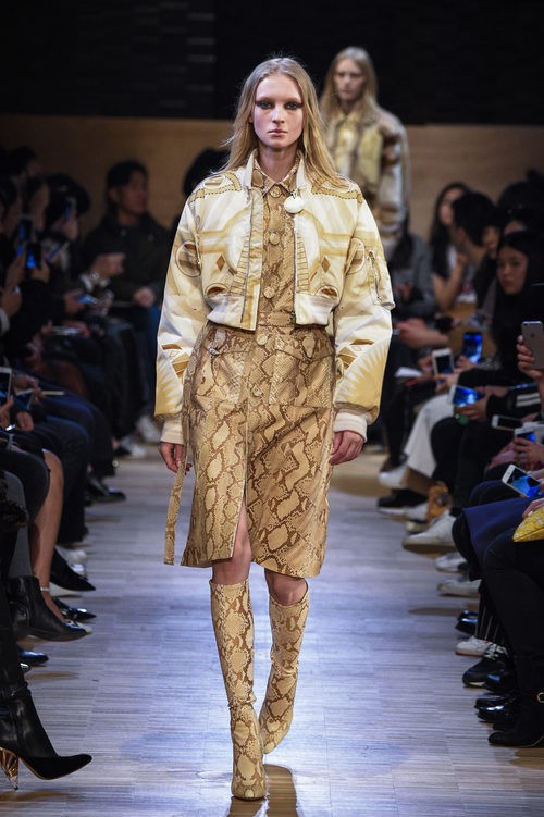 Conjunto vestido y torera en ocre 'animal print' snake de Givenchy en Paris Fashion Week otoño/invierno 2016/2017