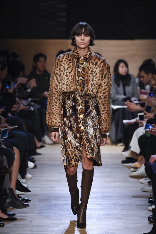 Conjunto vestido y torera combinación 'animal print' snake y leopardo de Givenchy en Paris Fashion Week otoño/invierno 2016/2017