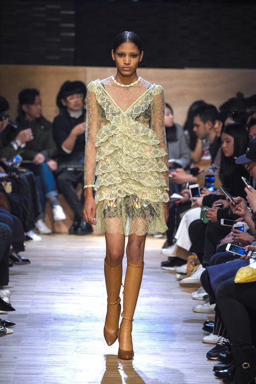 Vestido con escote cruzado caída en capas y volantes con transparencias de Givenchy en Paris Fashion Week otoño/invierno 2016/2017
