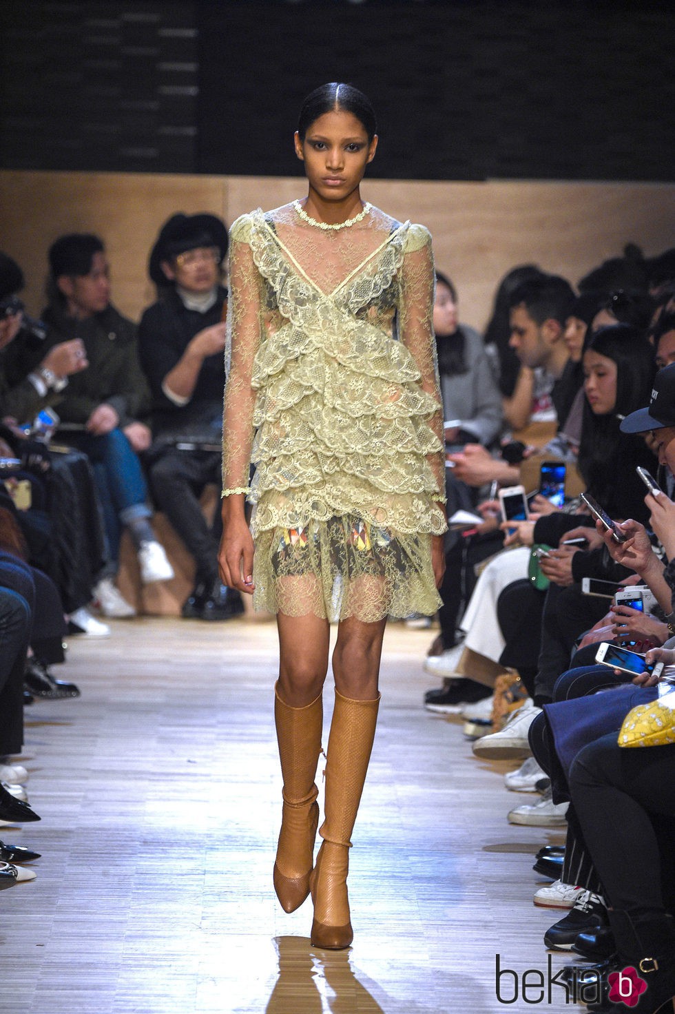 Vestido con escote cruzado caída en capas y volantes con transparencias de Givenchy en Paris Fashion Week otoño/invierno 2016/2017