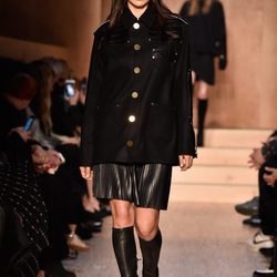Conjunto vestido y chaqueta en negro de Givenchy en Paris Fashion Week otoño/invierno 2016/2017
