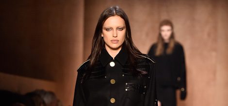 Conjunto vestido y chaqueta en negro de Givenchy en Paris Fashion Week otoño/invierno 2016/2017