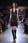 Vestido negro con escote en pico con transparencias de Givenchy en Paris Fashion Week otoño/invierno 2016/2017