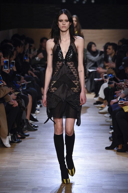 Vestido negro con escote en pico con transparencias de Givenchy en Paris Fashion Week otoño/invierno 2016/2017