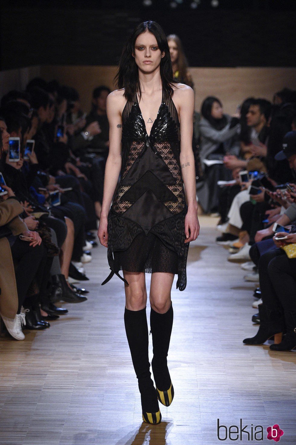 Vestido negro con escote en pico con transparencias de Givenchy en Paris Fashion Week otoño/invierno 2016/2017