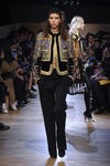 Conjunto chaqueta y pantalón en tonos dorados y negros de Givenchy en Paris Fashion Week otoño/invierno 2016/2017