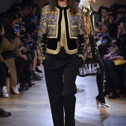 Conjunto chaqueta y pantalón en tonos dorados y negros de Givenchy en Paris Fashion Week otoño/invierno 2016/2017