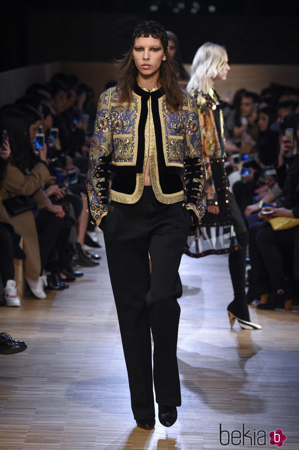Conjunto chaqueta y pantalón en tonos dorados y negros de Givenchy en Paris Fashion Week otoño/invierno 2016/2017