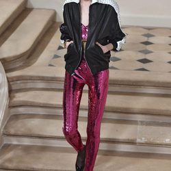 Jumpers de lentejuelas y chaquetas deportivas en el desfile de Saint Laurent París Fashion Week otoño/invierno 2016/2017