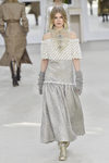 Vestido gris perla de la colección otoño/invierno 2016/2017 de Chanel en Paris Fashion Week