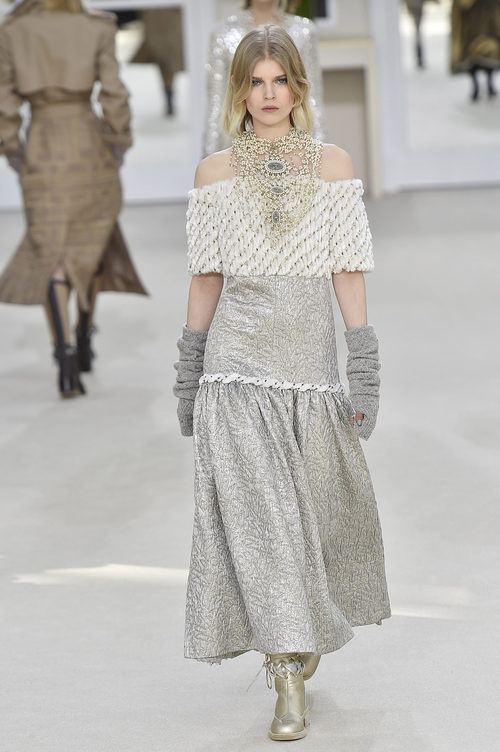 Vestido gris perla de la colección otoño/invierno 2016/2017 de Chanel en Paris Fashion Week