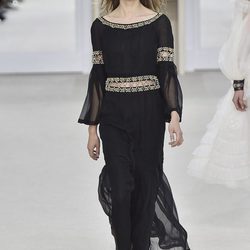 Vestido negro de la colección otoño/invierno de Chanel en la Paris Fashion Week 2016/2017
