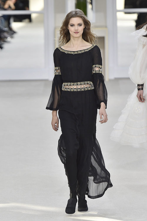 Vestido negro de la colección otoño/invierno de Chanel en la Paris Fashion Week 2016/2017