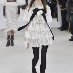 Vestido de cancán en la Fashion Week de Paris con su coleccion otoño/invierno 2016-17