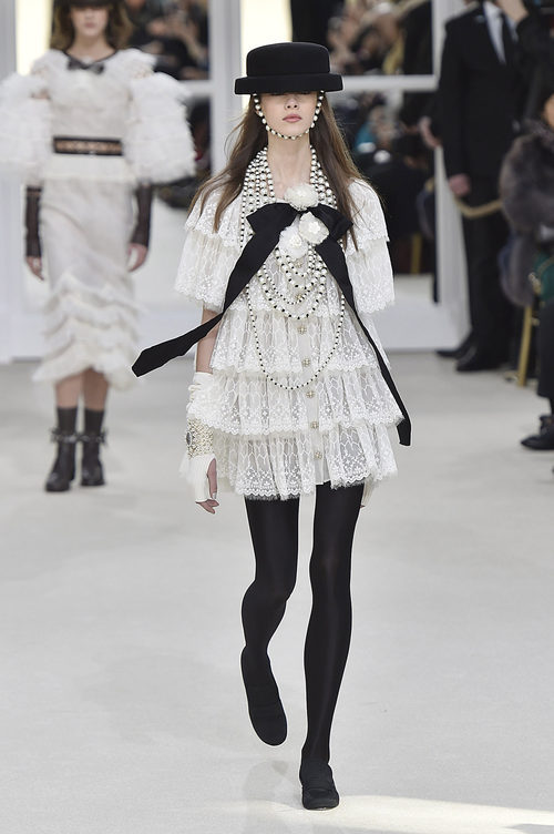 Vestido de cancán en la Fashion Week de Paris con su coleccion otoño/invierno 2016-17