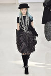 Vestido negro con plumas de Chanel en la Fashion Week de Paris 2016/17 coleccion otoño/invierno