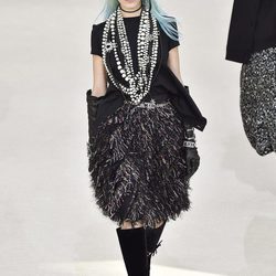 Vestido negro con plumas de Chanel en la Fashion Week de Paris 2016/17 coleccion otoño/invierno