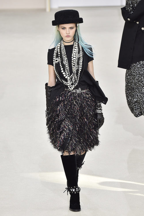 Vestido negro con plumas de Chanel en la Fashion Week de Paris 2016/17 coleccion otoño/invierno