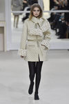 Gigi Hadid desfilando para Chanel en la Paris Fashion Week presentando su coleccion otoño/invierno 2016-17
