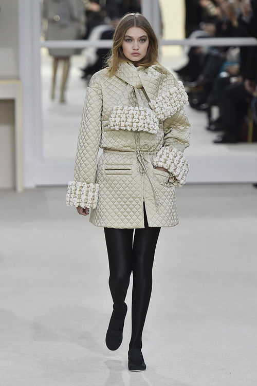 Gigi Hadid desfilando para Chanel en la Paris Fashion Week presentando su coleccion otoño/invierno 2016-17