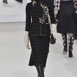Look total black de Chanel en la Paris Fashion Week con la coleccion otoño/invierno 2016-2017