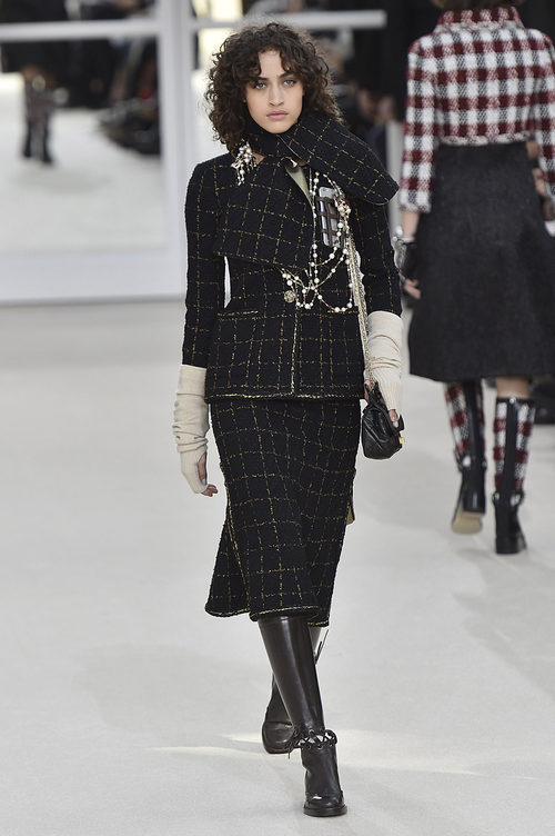 Look total black de Chanel en la Paris Fashion Week con la coleccion otoño/invierno 2016-2017