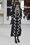 Vestido negro largo de la colección otoño/invierno de Chanel en la Paris Fashion Week 2016-2017