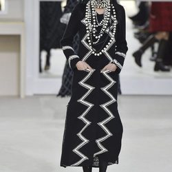 Vestido negro largo de la colección otoño/invierno de Chanel en la Paris Fashion Week 2016-2017