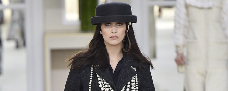 Bella Hadid desfilando para Chanel en la Paris Fashion Show  coleccion otoño invierno 2016/2017
