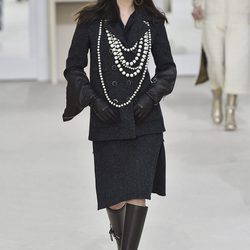 Bella Hadid desfilando para Chanel en la Paris Fashion Show  coleccion otoño invierno 2016/2017