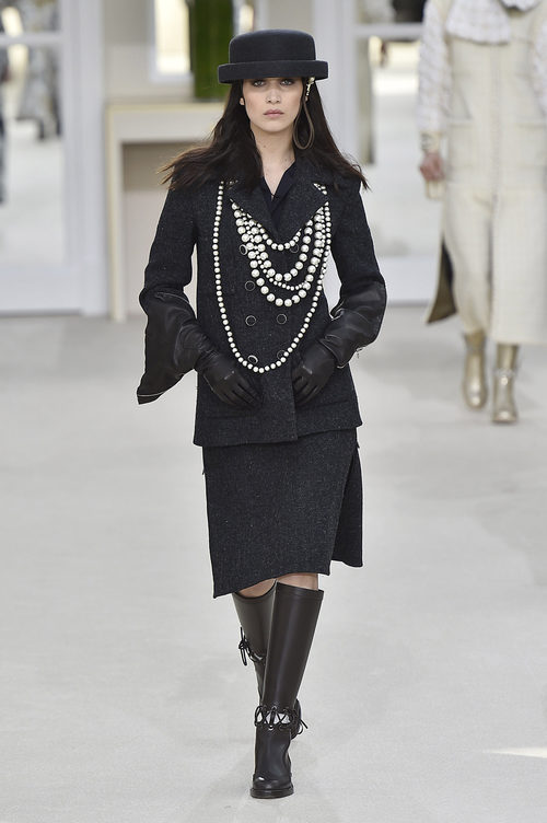 Bella Hadid desfilando para Chanel en la Paris Fashion Show  coleccion otoño invierno 2016/2017
